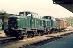 MH 349 in double traction at the railway station in Fredericia, August 1975.  Built by Frichs in Denmark in a number of 120. The class was put in service in 1960 - 1965. C0. Dieselhydraulic 8-cyl MAN engine. 440 hp. Max speed 60 km/h - 37 mph. Length 9 440 mm. Weight 45 metric tonnes. MH 349 was put in service in 1962. Withdrawn from service in 1991. Scrapped.